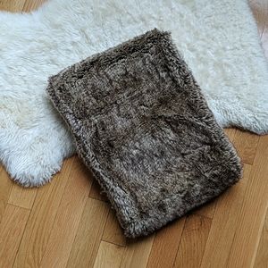 Reversible faux fur scarf